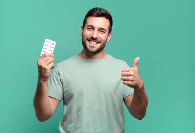 Haplı genç yakışıklı bir adam. hastalık ya da ağrı kavramı