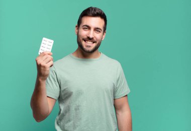 Haplı genç yakışıklı bir adam. hastalık ya da ağrı kavramı