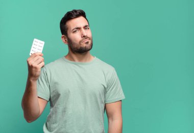 Haplı genç yakışıklı bir adam. hastalık ya da ağrı kavramı