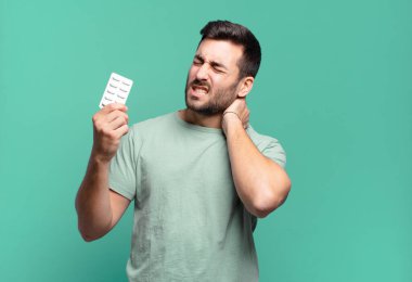 Haplı genç yakışıklı bir adam. hastalık ya da ağrı kavramı