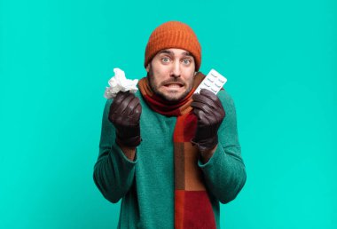 Hap tabletli genç adam. hastalık, grip veya öksürük konsepti