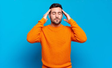 Yakışıklı, yetişkin, sarışın bir adam. Yoğunlaşmış, düşünceli ve ilham verici görünüyor. Beyin fırtınası yapıyor ve hayal ediyor.