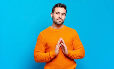 Yakışıklı, sarışın, gururlu, haylaz ve kibirli bir adam şeytani bir plan yaparken ya da bir numara düşünürken.