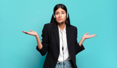 Genç İspanyol pazarlamacı kadın şaşkın ve şaşkın, şüpheci, farklı seçenekleri tartıyor ya da komik ifadeyle seçiyor.