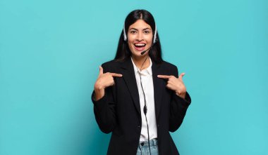 Genç İspanyol pazarlamacı kadın mutlu, şaşkın ve gururlu hissediyordu. Heyecanlı ve şaşkın bir bakışla kendini gösteriyordu.