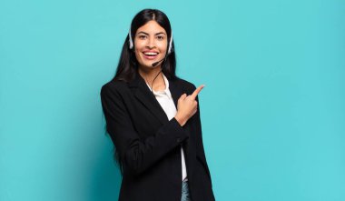 Genç İspanyol tele pazarlamacı kadın heyecanlı ve şaşırmış görünüyor.