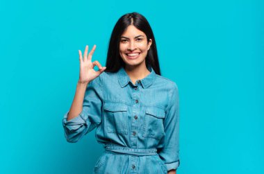 Genç Latin asıllı sıradan bir kadın kendini mutlu, rahat ve tatmin olmuş hissediyor.