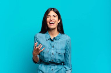 Genç Latin asıllı sıradan bir kadın sinirli, sinirli ve hayal kırıklığına uğramış görünüyor. Senin neyin var? 