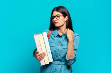 Genç İspanyol öğrenci kadın kendini stresli, endişeli, yorgun ve hayal kırıklığına uğramış hissediyor.