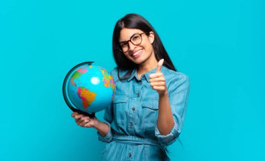 Genç İspanyol kadın gururlu, tasasız, kendinden emin ve mutlu, olumlu gülümsüyor. Toprak gezegeni konsepti