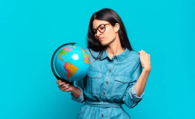 Genç İspanyol kadın stresli, endişeli, yorgun ve hayal kırıklığına uğramış, gömleğini çekmiş, sorunlu görünüyor. Toprak gezegeni konsepti