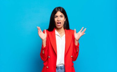 Genç İspanyol iş kadını şok olmuş ve hayretler içinde bakıyordu. İnanılmaz bir şey fark ettiğinde ağzı açık kalmıştı.