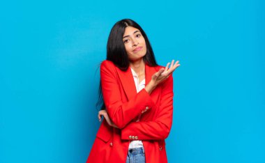 Genç İspanyol iş kadını, kafası karışık ve habersiz, şüpheli bir açıklama ya da düşünceyi merak ediyor.