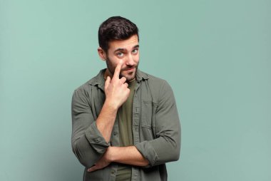 Yakışıklı sarışın adam sana göz kulak oluyor, güvenmiyor, izliyor, tetikte ve tetikte.