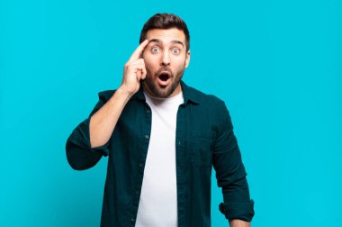 Yakışıklı sarışın adam şaşırmış, ağzı açık, şok olmuş, yeni bir düşünce, fikir ya da konsept keşfediyor.