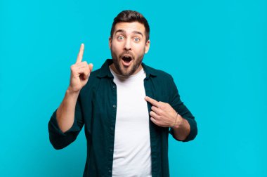 Yakışıklı, sarışın, gururlu ve şaşırmış bir adam. Kendine güvenen, kendini bir numara gibi hisseden.