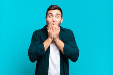 Yakışıklı, yetişkin, sarışın bir adam endişeli, üzgün ve korkmuş, ağzı ellerle kaplanmış, endişeli ve berbat görünüyor.