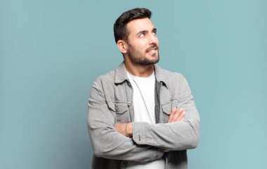 Yakışıklı, sarışın, kuşkulanan, düşünen, dudağını ısıran, kendine güveni olmayan ve gergin bir adam.