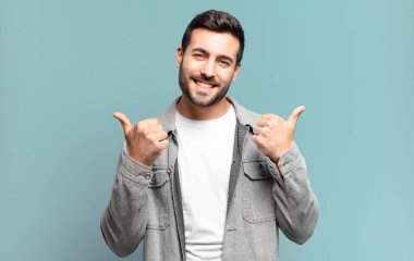 Yakışıklı, sarışın, neşeli gülümseyen, mutlu görünen, tasasız ve pozitif hisseden bir adam.