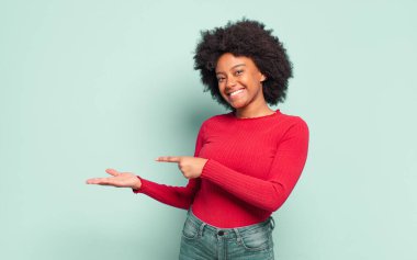  Gülümseyen, mutlu hisseden, tasasız ve memnun olan, fotokopi alanındaki konsepte ya da fikre işaret eden