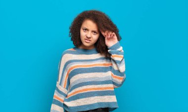  Kafan karışık ve şaşkın, deli, deli ya da aklını kaçırmış olduğunu gösteriyorsun.