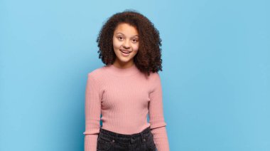  Mutlu ve hoş bir şekilde şaşırmış görünüyordu. Büyülenmiş ve şok olmuş bir ifadeyle heyecanlıydı.