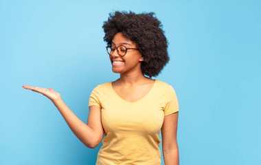  Mutlu olmak ve gelişigüzel gülümsemek, elde tutulan bir nesneye ya da konsepte bakmak