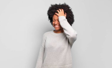  Gülüyor ve alnına şaplak atıyormuş gibi. Unuttum ya da aptalca bir hataydı. 