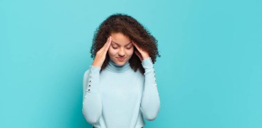  Yoğunlaşmış, düşünceli ve ilham verici, beyin fırtınası ve hayal gücü.