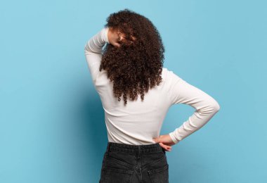  Düşünen ya da şüphe duyan, kafasını kaşıyan, kafası karışmış ve kafası karışmış hisseden, arka ya da arka plan