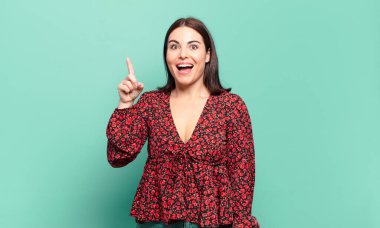 Genç, hoş, sıradan bir kadın bir fikri fark ettikten sonra mutlu ve heyecanlı bir dahi gibi hissediyor. Neşeli bir şekilde parmağını kaldırıyor.!