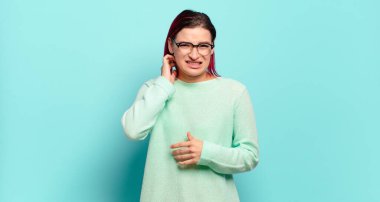  Stresli, hayal kırıklığına uğramış ve yorgun hissediyorum. Endişeli ve sorunlu bir bakışla boynumu ovuşturuyorum.