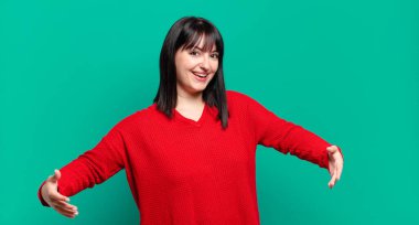 Artı boyut olarak güzel bir kadın mutlu, kibirli, gururlu ve kendinden memnun görünüyor. Kendini bir numara gibi hissediyor.