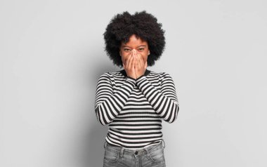  Mutlu, neşeli, şanslı ve şaşkın görünüyor iki eliyle ağzını kapatıyor.