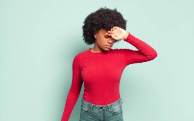  Stresli, yorgun ve hayal kırıklığına uğramış, alnından ter damlayan, umutsuz ve bitkin hisseden.