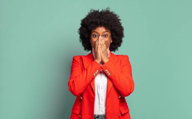  Mutlu, neşeli, şanslı ve şaşkın görünüyor iki eliyle ağzını kapatıyor.