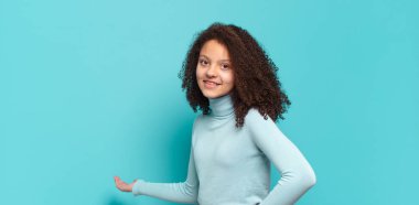  Mutlu ve neşeli hissediyorum, gülümsüyorum ve hoş karşılıyorum, seni dostça bir jestle içeri davet ediyorum.