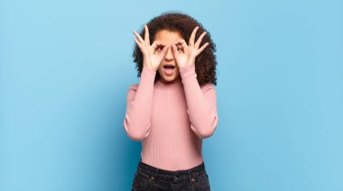  Şaşırmış, şaşırmış ve şaşırmış hissediyorum, şaşkın ve inanmayan bir bakışla gözlük tutuyor.