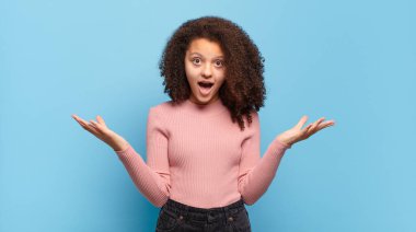  Son derece şok olmuş ve şaşırmış, endişeli ve paniklemiş hissediyorum, stresli ve korkmuş bir bakışla