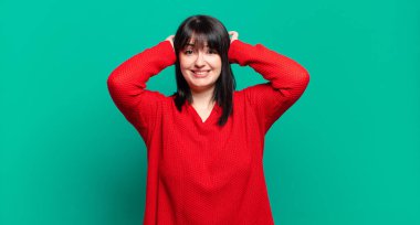 Ayrıca boyut olarak güzel bir kadın stresli, endişeli, endişeli ya da korkmuş, elleri başının üstünde, hatayla panikliyor.