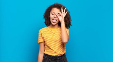  Komik yüzle mutlu bir şekilde gülümsüyor, şaka yapıyor ve gözetleme deliğinden bakıyor, sırları gözetliyor.