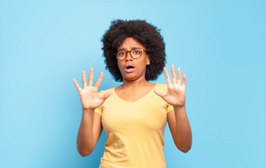  Sersemlemiş ve korkmuş hissediyorum. Korkutucu bir şeyden korkuyorum. Ellerim açık, uzak dur diyorum.