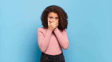  Şok olmuş, şaşırmış bir ifadeyle ağzı kapalı, sır saklayan ya da 