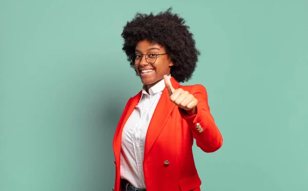 Sentirse Orgulloso Despreocupado Seguro Feliz Sonriendo Positivamente Con Los Pulgares — Foto de Stock