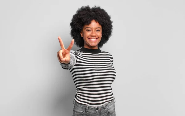 Sorrindo Olhando Feliz Despreocupado Positivo Gesticulando Vitória Paz Com Uma — Fotografia de Stock