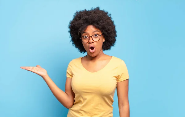 Kijken Verrast Geschokt Met Kaak Laten Vallen Houden Van Een — Stockfoto