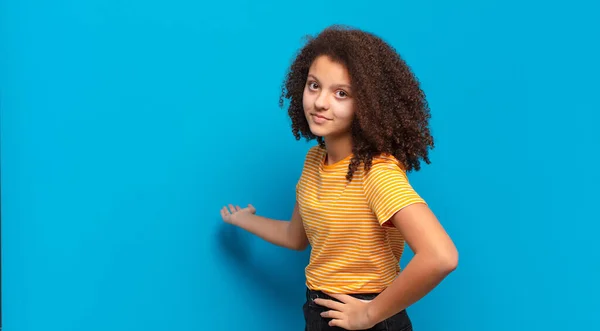 Sentir Feliz Alegre Sorrir Recebê Convidando Entrar Com Gesto Amigável — Fotografia de Stock