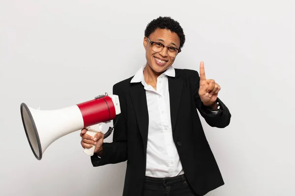 Joven Negro Afro Mujer Sonriendo Buscando Amigable Mostrando Número Uno —  Fotos de Stock