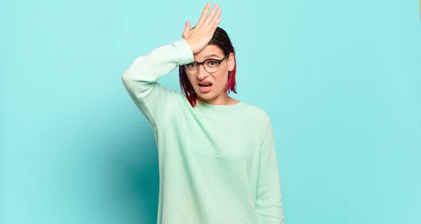 Palm Opheffen Tegen Voorhoofd Denken Oeps Het Maken Van Een — Stockfoto