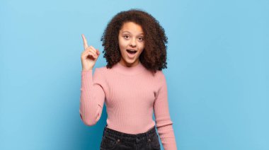  Bir fikri fark ettikten sonra mutlu ve heyecanlı bir dahi gibi hissetmek, neşeli bir şekilde parmak kaldırmak, eureka!